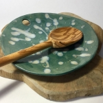 Groen gevlekt bord van keramiek. Groen gevlekt bord van keramiek.