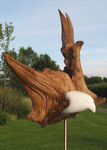 In deze serie zijn hout en natuursteen gecombineerd. Gevonden oud hout uit het bos wordt zodanig gehakt, dat het een harmonieuze eenheid met het uit steen gevormde beeld vormt. Soms is de combinatie hout met glas.