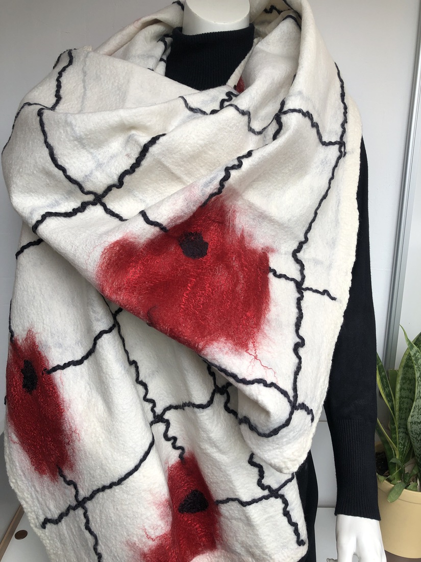 Grote wit rode sjaal van zijde en vilt