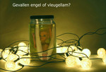 Van etiketten met valse informatie tot dingen achter glas die je niet direct zou verwachten. Let op het contrast met mijn tere papierwerk! Ontstaan uit een categorie 'groezelige objecten', want kunst hoeft niet mooi te zijn en ooh's en aah's te ontlokken aan het publiek.