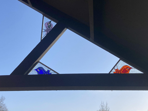 Hier vind je grotere werken zoals bijvoorbeeld enkele glasramen, geplaatst tussen dubbel glas.