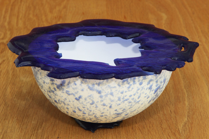 Schaal met blauwe glaskorrels en blauw gesmolten glas