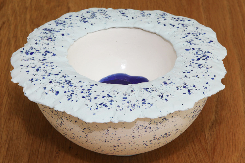 Schaal met blauwe glaskorrels en een krans van blauwe engobe