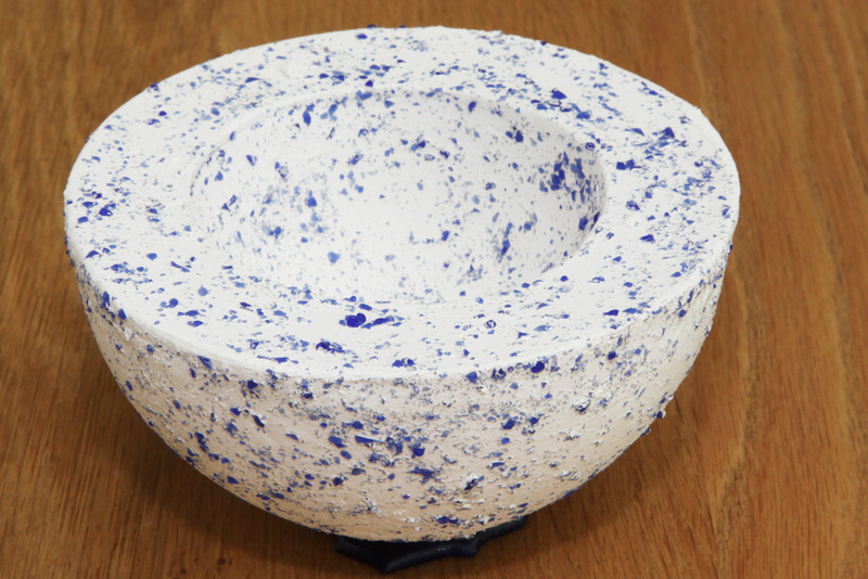 Dichte schaal met blauwe glaskorrels