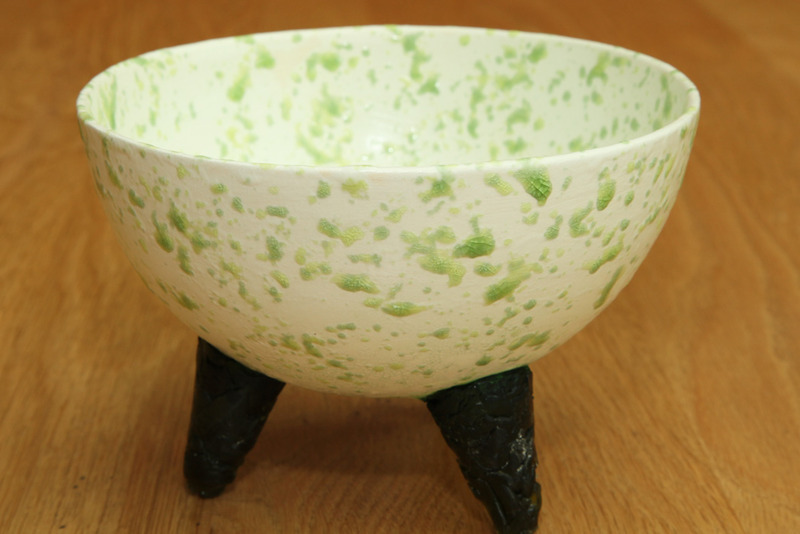Schaal met groene glaskorrels en pootjes van glas