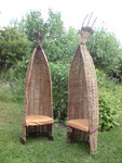 twee stoelen van wilgen tenen