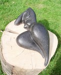 Granito is een een mix van zand en cement. Daaraan kan kleurstof worden toegevoegd en kleine steentjes. Van een van klei gevormd beeld wordt een mal gemaakt, waarin de granito wordt gestort. Als het materiaal is uitgehard, wordt het beeld uit de mal gehaald en geslepen en geschuurd totdat het gewenste resultaat is bereikt.
