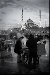 Istanbul is een bijzondere stad; de enige stad op twee continenten, het snijpunt van Europa en Azie. Ook hier heeft het gewone leven bijzondere (ver)gezichten.