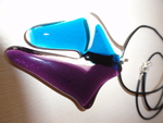 Glas sieraden worden op maat gesneden; twee glasplaten op elkaar en vervolgens in de oven gefuisd (samengesmolten) Fusing van glas kan op twee manieren plaats vinden full-fusing en tack-fusing. Full fusing is totale samensmelting van glas en tack-fusing is samensmelting waarbij de randen nog zichtbaar kunnen zijn.