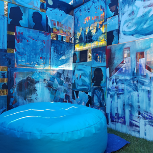 Het blauwe uur, het schemer-uur voordat de zon op komt en vlak voordat de duisternis invalt, inspireerde mij tot het maken van deze installatie. Schilderijen
