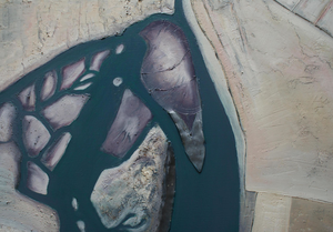 Kustlijnen, slenken en geulen kronkelen door het landschap zoals bloedvaten in een lichaam. Op het grensvlak van water en aarde. 