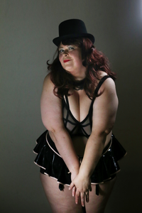 Kleur werken van Burlesque met een knipoog. Burlesque foto's van een vrouw op het podium.