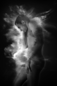 Fotografische beeldende kunstwerken in verschillende lagen. De mens in deze de man staat centraal. Fotokunst is niet alleen het maken van een goede foto. Dat is slechts het begin. Het gaat over een serie maken waarin elk werk op zichzelf staat maar ook de andere werken in de serie versterkt waardoor er een verhaal ontstaat in verschillende lagen.
Elk werk is exclusief. Wat wil zeggen dat de oplage 1 is en u bij aankoop de enige bent met dit werk.