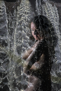 Kunst is ook de mensen meenemen naar een andere wereld. Hier de wereld onderwater. De rimpels in het water en de spiegelende effecten wat een magische wereld creëert. Wel of niet met je onderwatercamera in aanslag om het steeds veranderde beeld proberen te componeren en vast te leggen. Je ervaart na ontelbare keren een sessie onderwater hoe onbeheersbaar en magisch de beelden zijn onderwater.
Elk werk is exclusief.