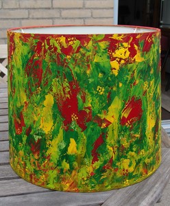 Lampekappen beschilderd met acryl in abstracte stijl. Zeer sfeervol als de lamp brand en overdag een kunstwerkje. Hoogte 32 cm., Middellijn 35 cm. bovenkant en onderkant middellijn 40 cm. Binnenkort meer en in verschillende maten, dus houd de site in de gaten.