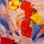 In deze serie ben ik uitgegaan van de veelheid aan details, de kleurenrijkdom, de nuances in scherpte en waas. Op een gegeven moment ga je interpreteren, zijn het aardlagen, samengeperste dozen of de verbeelding van plastic soep. Misschien beter om associaties te laten rusten en puur het beeld te laten spreken.
