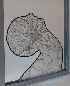 Installaties, bestaande uit tekeningen, kistjes, draadfiguren, prints en symbolen.