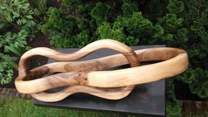 Hier een geheel andere manier van het bewerken van Hout Bij deze manier om tot een sculptuur te komen maak ik gebruik van veel Multiplex en ook van massief hout d.m.v. verlijming van de diverse platen het raspen -schuren en vernissen kom ik een vorm die zowel binnen als buiten op iedere muur een aanwinst is