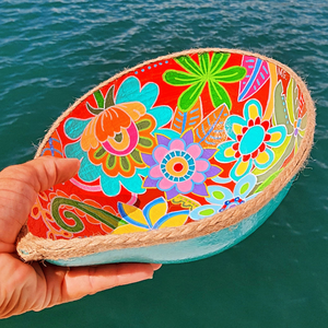 In het Caribisch gebied is er niet altijd schilderdoek te koop en daar wordt je op een andere manier weer creatief. Schilderen op kalebas is ook erg leuk, het schoonmaken kost wat energie en tijd maar daarna kun je er mooie kunstwerken van maken.