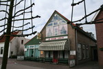 Cafe-Restaurant de Rode Leeuw die beroemd was in Oegstgeest en omgeving, heeft plaats gemaakt voor nieuwe appartementen. Gelukkig heb ik nog wat foto`s ......