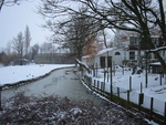 De Groenhoevelaan, een nieuwe wijk, grenst aan de Dorpsstraat en aan de Almondeweg. In de wijk staat een monumentale boerderij.