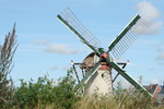 Deze Molen staat in de Klaas Hennepoelpolder, grenzend aan Warmond en de wijk Poelgeest. De molen is sinds kort gerenoveerd.