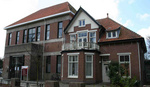 Begin 1900 was mijn Oma en haar zus op school tegenover de ingang van Endegeest, op de Endegeesterstraatweg in Oegstgeest. Mijn overgrootvader was ongeveer vanaf 1890 t/m rond 1923,hoofd-kleermaker bij Endegeest. Hij en zijn gezin bewoonden de tuinmanswoning op de Geverstraat wat bij Endegeest hoorde.