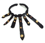 Deze nieuwe collectie natuur-sieraden zijn ontstaan vanuit het werken met en in de natuur. (landschapsobjekten) De serie textiel sieraden zijn ontstaan vanuit een veelvuldig omgaan met textiel en door de samenwerking met Linda Paes, die naar Frankrijk kwam om samen te werken, buiten en in mijn atelier in 2011 en 2012.