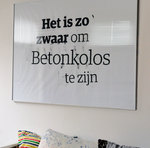 Bestaande teksten (krantenkoppen) met een bepaalde betekenis verknip ik, haal delen weg en/of voeg andere zinsdelen of woorden toe, waardoor er andere betekenissen ontstaan.