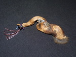 Door het samenvoegen van vondsten uit de natuur (zoals veren, hout, leer en kralen) krijgen oude rituelen nieuwe glans. Ik maak graag een talking stick voor je. Prijs is afhankelijk van materiaal. Tijdens een dagworkshop leer je zelf een stick (of smudgevleugel) maken.