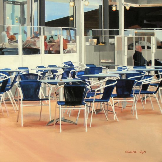 Terras met blauwe stoelen