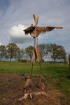 De Wandelaar heeft ook familie. De kogelstoter bij het Werk aan het Spoel in Culemborg is de eerste. (foto: Huub van Beurden). De beukies, die kinderen op het Kuna-festival en bij de Natuurspeeltuin De Piraat maakten zijn ook verre familie.