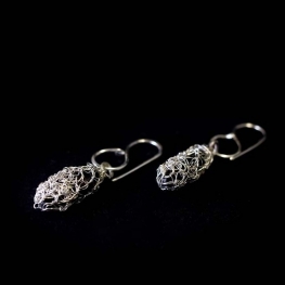 Oorbellen van zilverdraad en onyx Oorbellen van zilverdraad en onyx