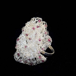 Gehaakte ring met granaat Gehaakte ring met granaat