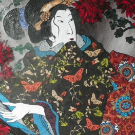 Geisha verschuilt bij rode bloemen Geisha verschuilt bij rode bloemen