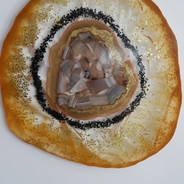 geode lichtbruin met plakjes edelsteen geode lichtbruin met plakjes edelsteen