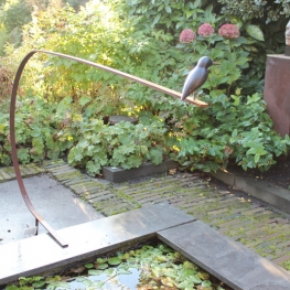 ijsvogeltje op cortenstaal ijsvogeltje op cortenstaal