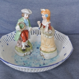 schaal met stelletje schaal met stelletje