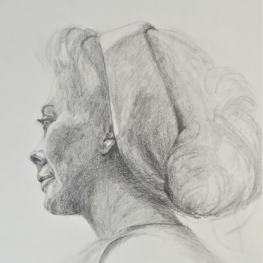Dawn portret en profil met haarband Dawn portret en profil met haarband