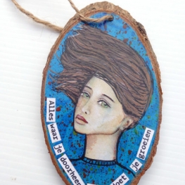 wooden pendant with Dutch quote wooden pendant with Dutch quote