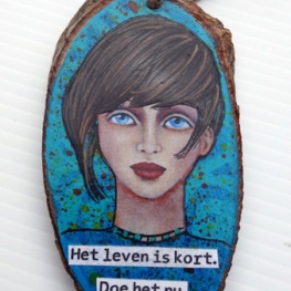 wooden pendant with Dutch quote wooden pendant with Dutch quote