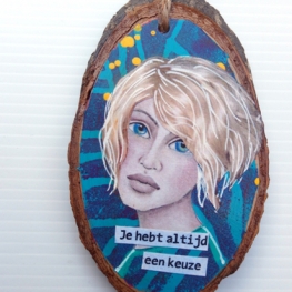 wooden pendant with Dutch quote wooden pendant with Dutch quote