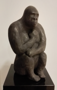 In klei of was geboetseerde beelden, verduurzaamd door ze af te gieten of te bakken.