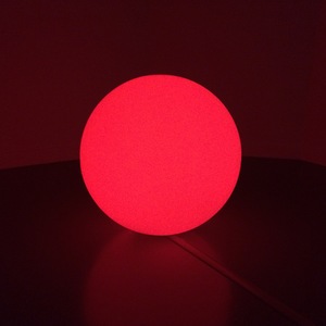 Foto's; composities van licht, vorm, textuur, structuur, detail, kleur. Scherp of juist geabstraheerd en sfeervol. En soms zoom ik in op kleine droomwereldjes die alleen door de macrolens te zien zijn..