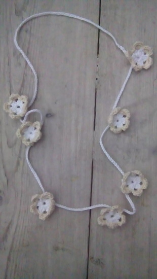 Ibiza ketting gehaakte bloemetjes wit/beige