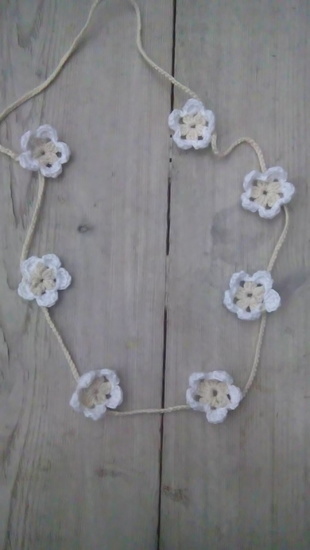 Ibiza ketting gehaakte bloemetjes beige/wit