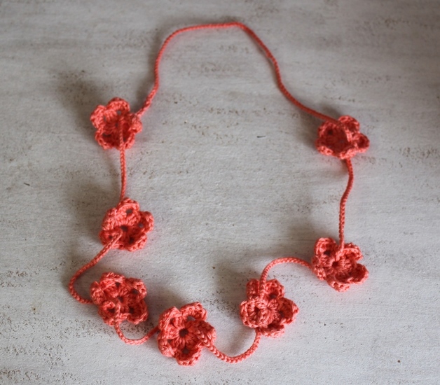 Gehaakte ketting bloemetjes koraal