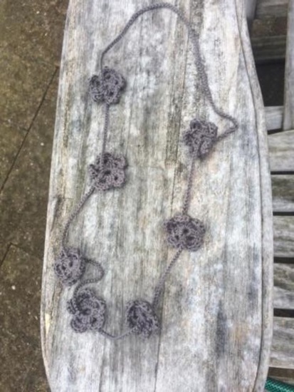 Gehaakte ketting bloemetjes antraciet