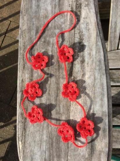 Gehaakte ketting bloemetjes cerise rood