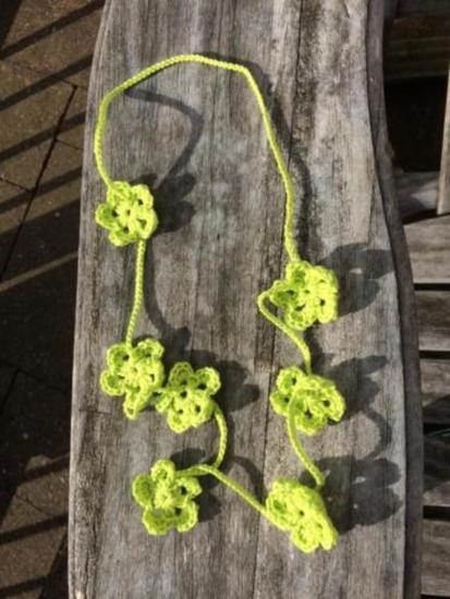 Gehaakte ketting bloemetjes pistache